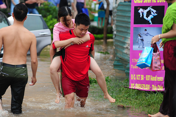 Cũng phải có một mùa lụt lội để đàn ông còn được ga lăng như thế này - Ảnh 5.