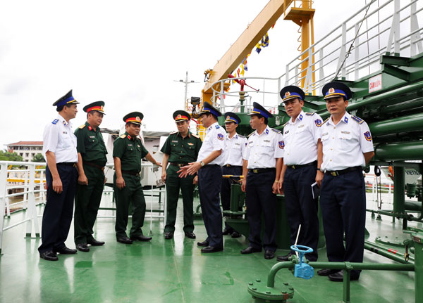 ẢNH+VIDEO: Cảnh sát biển Việt Nam tiếp nhận cùng lúc 3 tàu hiện đại - Ảnh 4.