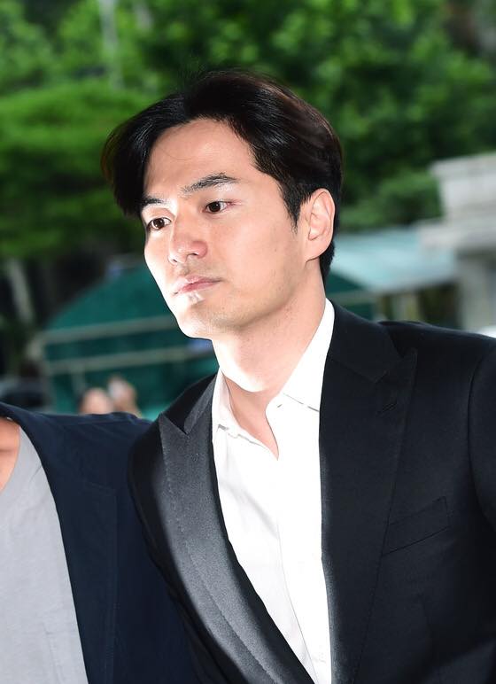 Bị tố cáo cưỡng dâm, Lee Jin Wook vẫn nở nụ cười khi xuất hiện tại đồn cảnh sát - Ảnh 5.