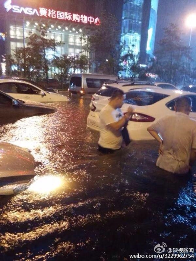 150 người chết vì mưa rơi, người dân Trung Quốc khóc nấc vì tán gia bại sản - Ảnh 5.