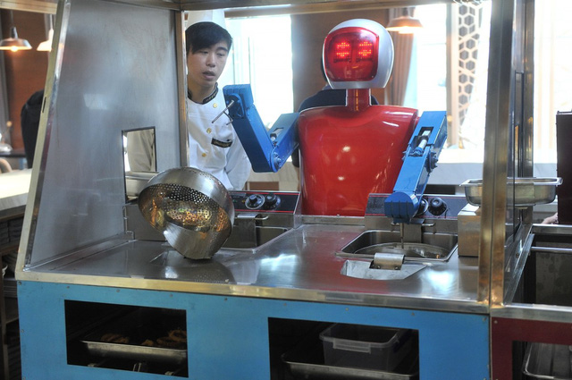 Bồi bàn, đầu bếp Trung Quốc thất nghiệp vì robot - Ảnh 4.