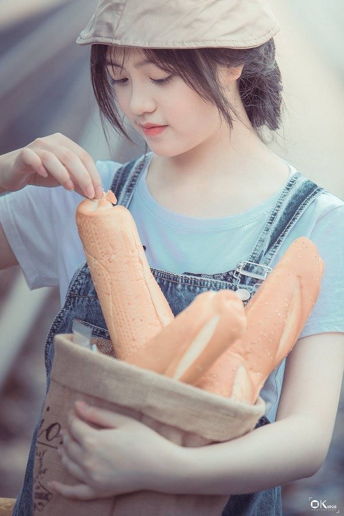 Bộ ảnh Cô gái bán bánh mỳ xinh đẹp thu hút mọi ánh nhìn - Ảnh 5.