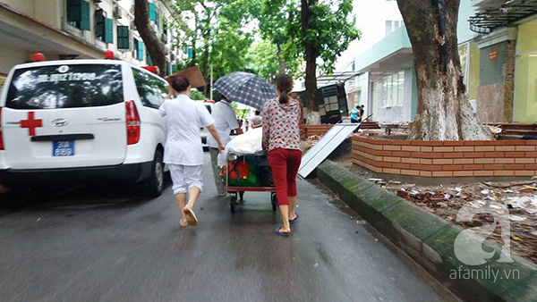 Xót xa hình ảnh phủ nilon, che ô tránh nước mưa cho bệnh nhân chờ mổ ở bệnh viện Việt Đức - Ảnh 5.