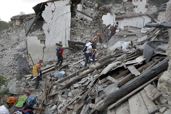 Cô bé còn sống, khoảnh khắc vỡ òa cứu bé gái bị vùi 17 giờ sau động đất ở Italy - Ảnh 5.