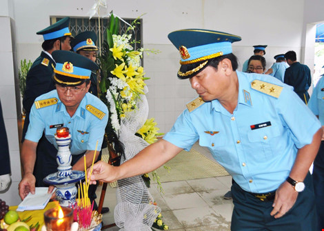 Chùm ảnh: Lễ viếng học viên phi công hy sinh do máy bay rơi ở Phú Yên - Ảnh 9.