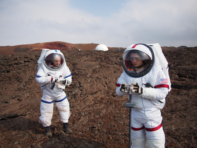 6 tình nguyện viên NASA vừa kết thúc 1 năm trời sinh sống trong hầm khép kín, giả lập môi trường sao Hỏa - Ảnh 5.