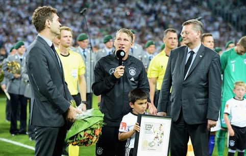Schweinsteiger BẬT KHÓC trong trận đấu cuối cùng với ĐT Đức - Ảnh 5.