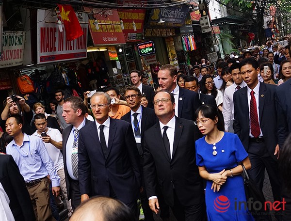 Hình ảnh Tổng thống Pháp dạo phố cổ Hà Nội cùng giáo sư Ngô Bảo Châu - Ảnh 4.