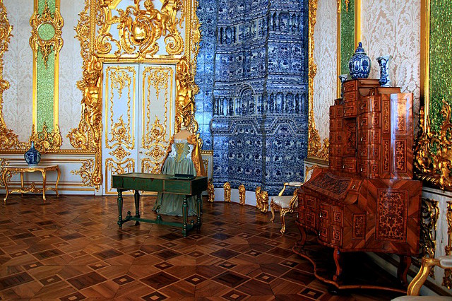 Du khách Trung Quốc gây phẫn nộ khi cho con tè bậy ở Cung điện hoàng gia Nga - Ảnh 5.