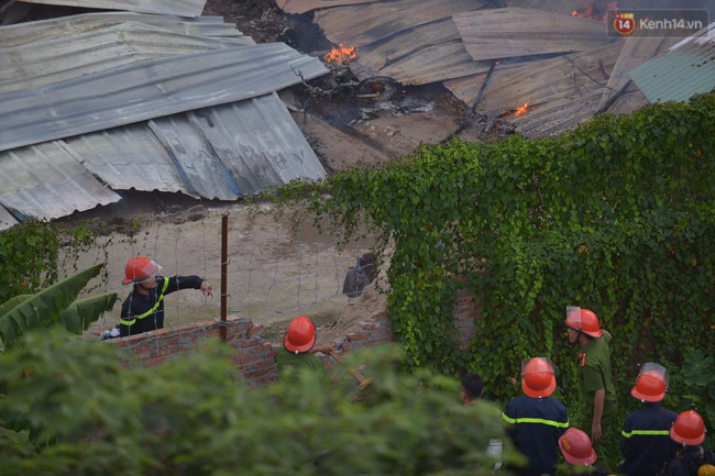 Hà Nội: Cháy lán trại của hàng trăm công nhân tại quận Hoàng Mai, lửa bùng lên dữ dội - Ảnh 4.