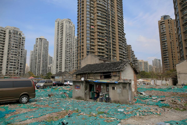 Chùm ảnh: Cuộc sống nghèo khổ phía sau những tòa nhà chọc trời và cuộc sống xa hoa ở Thượng Hải - Ảnh 5.