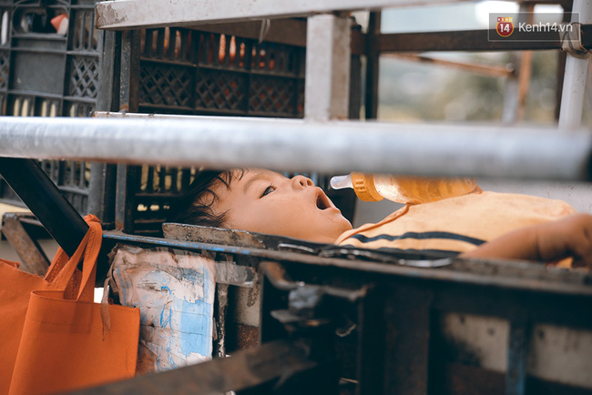 3 đứa trẻ trên chiếc xe hàng rong cùng mẹ mưu sinh khắp đường phố Sài Gòn - Ảnh 5.