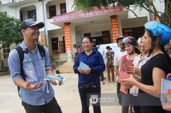 MC Phan Anh khi trao những phần quà đầu tiên: Mọi người thương con thì xếp hàng ngay ngắn vào ạ - Ảnh 6.