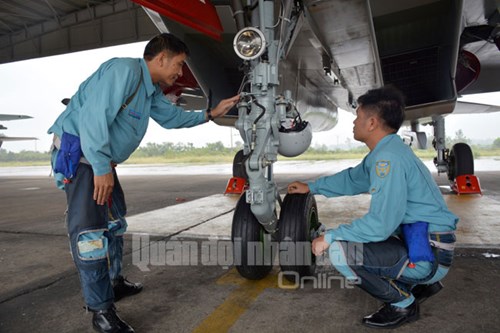 Công phu với những chuyến bay tiêm kích đa năng Su-30MK2 - Ảnh 6.