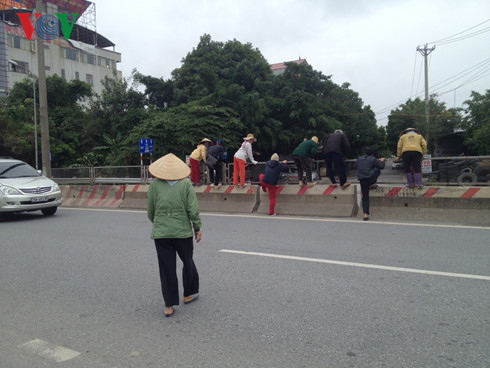 Dân xếp gạch đá chặn đường đi Nội Bài vì không có cầu vượt - Ảnh 5.