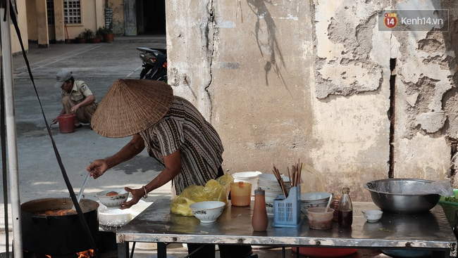 Ghé quán bún cho gặp bà chủ hào sảng, dễ thương số một Sài thành - Ảnh 6.