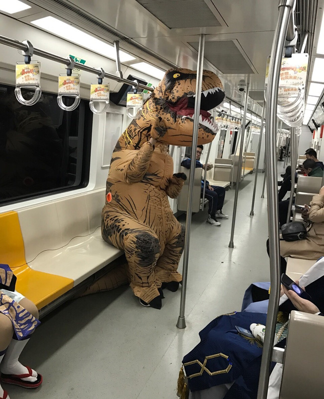 Hoá trang thành khủng long rồi đi tàu điện ngầm: Mình thích thì mình làm thôi! - Ảnh 6.