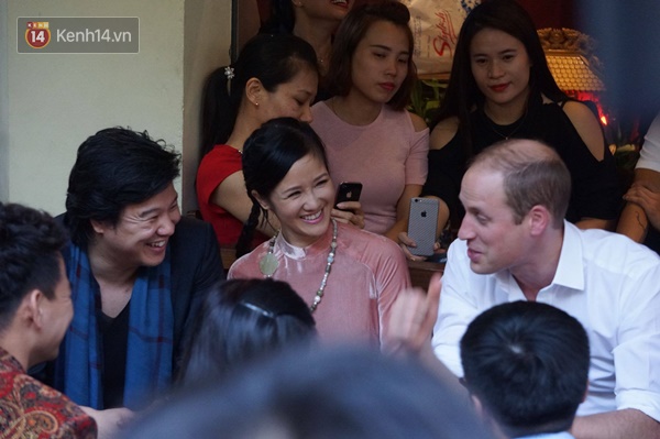 Hoàng tử Anh William ngồi vỉa hè uống cà phê phố cổ Hà Nội với Hồng Nhung, Thanh Bùi, Xuân Bắc - Ảnh 6.