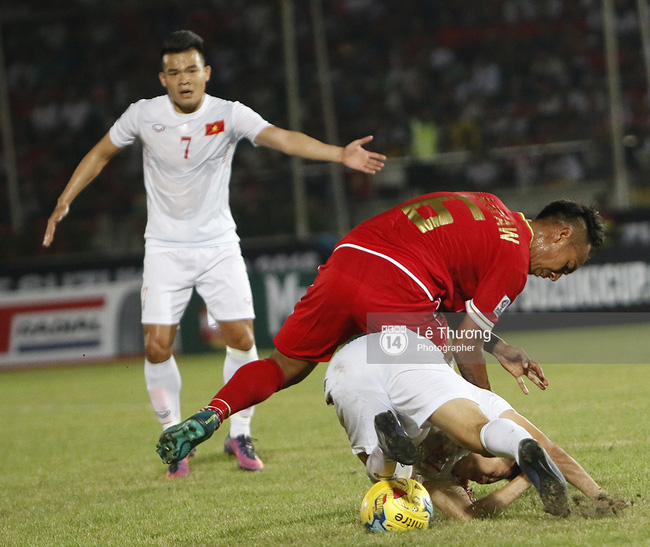 Myanmar đánh nguội, kẹp cổ, chơi xấu đội tuyển Việt Nam như thế này đây - Ảnh 6.