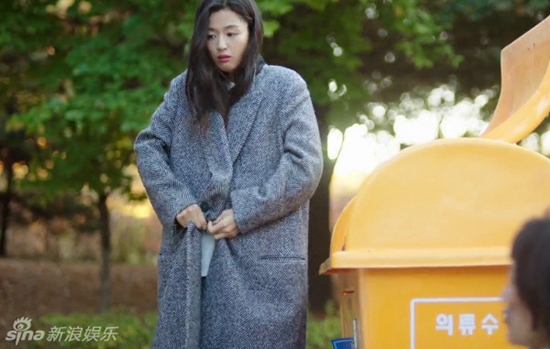 Áo nhặt từ thùng rác của Jun Ji Hyun cũng có giá 100 triệu - Ảnh 6.