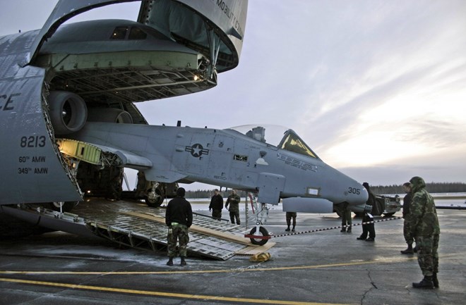 Cận cảnh máy bay vận tải quân sự khổng lồ của Không quân Mỹ - Ảnh 6.