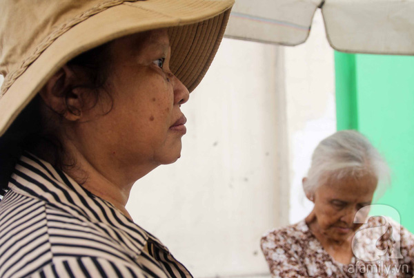 Tấm lưng còng của mẹ già 81 tuổi bán hàng rong, ngủ ngoài đường lo tiền chữa bệnh cho con - Ảnh 6.