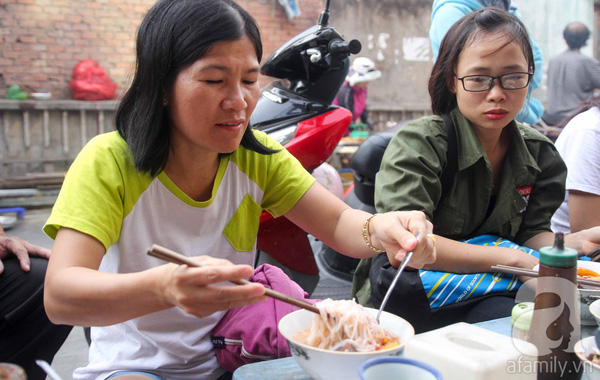 Chuyện nhỏ đằng sau gánh bún riêu vỉa hè 59 năm xin gì cũng cho ngay trung tâm Sài Gòn - Ảnh 6.