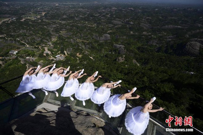 [Photo] Thót tim với màn trình diễn ballet trên vách núi - Ảnh 6.