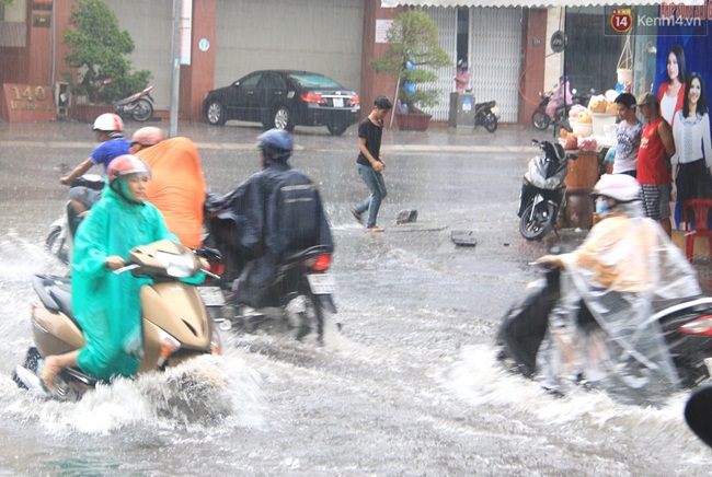 Sau Hà Nội, đến lượt người dân Đà Nẵng dắt xe bì bõm trong dòng nước ngập sau mưa - Ảnh 5.