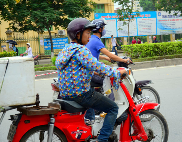 Trăm kiểu chống nắng bá đạo của người Hà Nội những ngày nóng như đổ lửa - Ảnh 5.