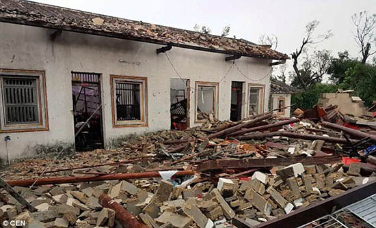 Lốc xoáy khổng lồ xuất hiện tại Trung Quốc, hàng trăm người mất nhà - Ảnh 6.