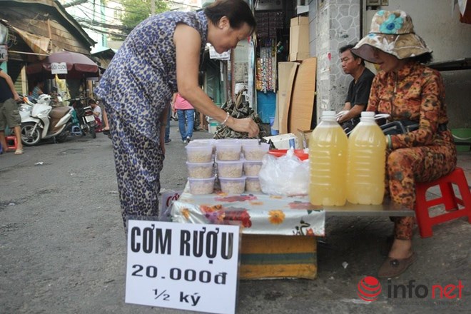 TP.HCM: Bánh ú lá tro đắt như tôm tươi trong ngày Tết Đoan Ngọ - Ảnh 5.