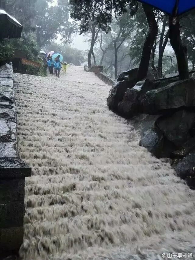 Chùm ảnh: Cảnh tượng lụt lội khủng khiếp ở Trung Quốc - Ảnh 6.
