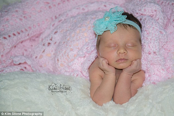 Điều gì khiến bức ảnh cô bé 3 tuần tuổi nhoẻn miệng cười khi ngủ nhận được bão like? - Ảnh 6.