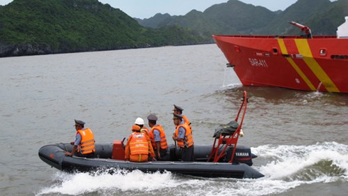 Cứu 4 ngư dân trôi dạt trên biển khi tàu cá bốc cháy - Ảnh 5.