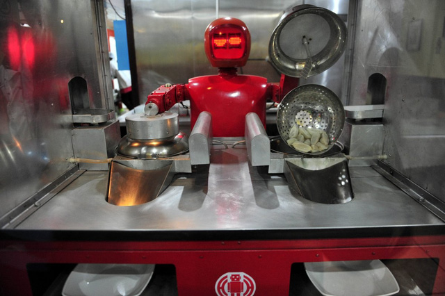 Bồi bàn, đầu bếp Trung Quốc thất nghiệp vì robot - Ảnh 5.