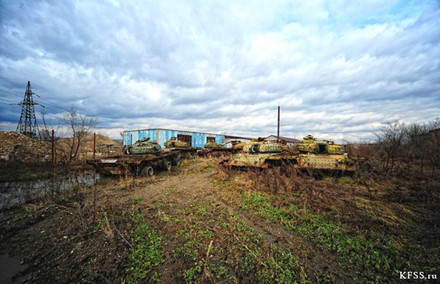 Chùm ảnh đẹp long lanh chụp bên trong “nghĩa địa” xe tăng ở Nga - Ảnh 6.