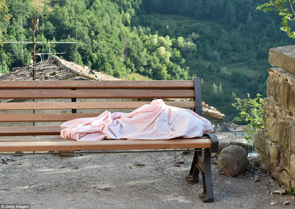 Cô bé còn sống, khoảnh khắc vỡ òa cứu bé gái bị vùi 17 giờ sau động đất ở Italy - Ảnh 6.