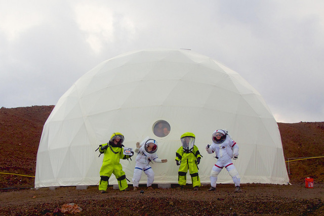 6 tình nguyện viên NASA vừa kết thúc 1 năm trời sinh sống trong hầm khép kín, giả lập môi trường sao Hỏa - Ảnh 6.
