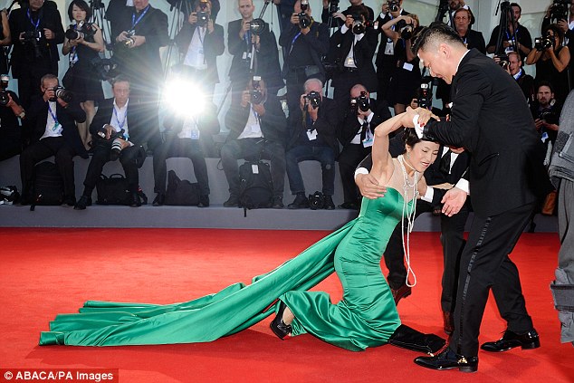 Nữ diễn viên Hàn Quốc ngã sấp mặt trên thảm đỏ LHP Venice - Ảnh 6.