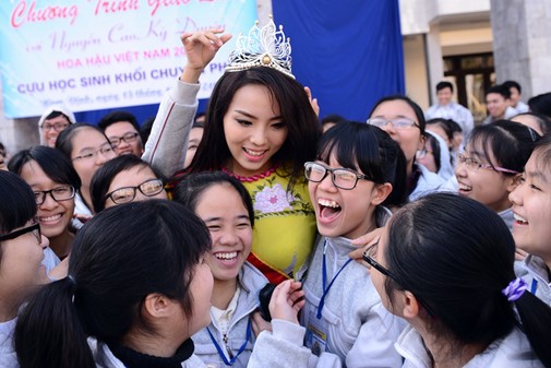 Cùng về thăm trường hậu đăng quang, Đỗ Mỹ Linh lại khác Kỳ Duyên đến thế này - Ảnh 7.