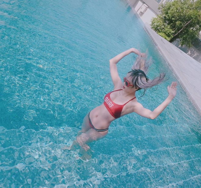 Bạn gái Sơn Tùng M-TP lại gây chú ý khi diện bikini nóng bỏng - Ảnh 4.