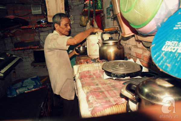 Cuộc sống lạc quan khó tin của ông lão mù bán nhang bị vợ bỏ, được mệnh danh nghệ sĩ xóm nghèo - Ảnh 6.