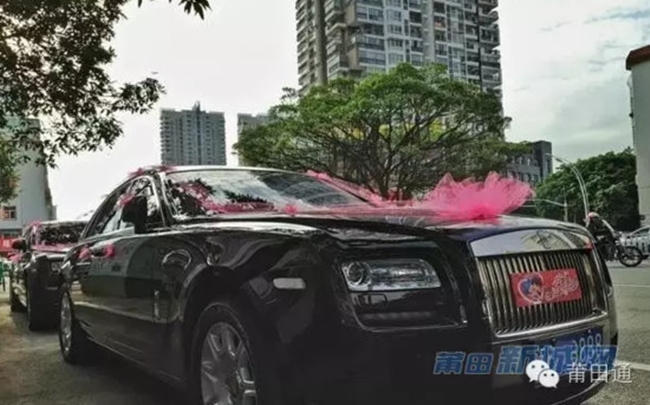 Đám cưới nhà giàu toàn Rolls-Royce siêu sang, cô dâu cổ đeo trĩu vàng - Ảnh 7.