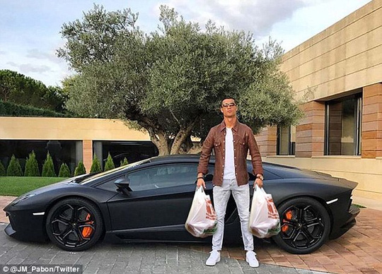 Ronaldo bị chế giễu vì khoe siêu xe nhưng “tịt ngòi” - Ảnh 8.