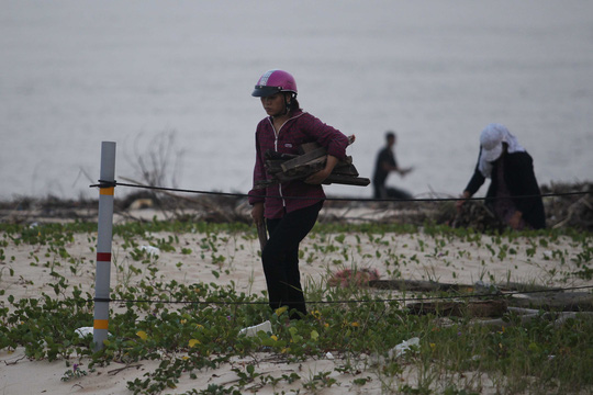 Sau lũ, rác thải ngập bờ biển Quảng Bình - Ảnh 7.
