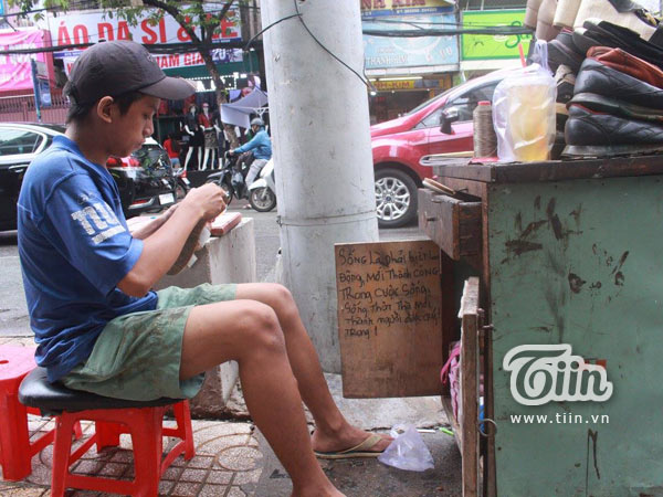 Cận cảnh quán sửa giày miễn phí của cậu bé nghèo giữa Sài Gòn - Ảnh 7.