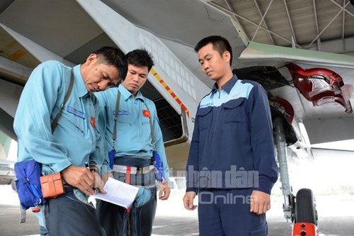 Công phu với những chuyến bay tiêm kích đa năng Su-30MK2 - Ảnh 7.