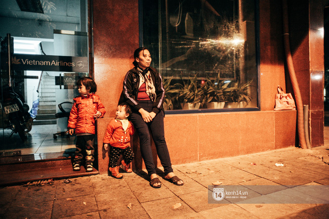 Đêm lạnh sâu đầu tiên ở Hà Nội - Thương lắm những giấc ngủ dài rét buốt của người vô gia cư - Ảnh 7.