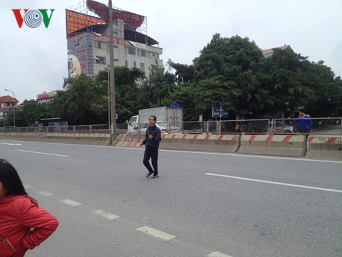 Dân xếp gạch đá chặn đường đi Nội Bài vì không có cầu vượt - Ảnh 6.